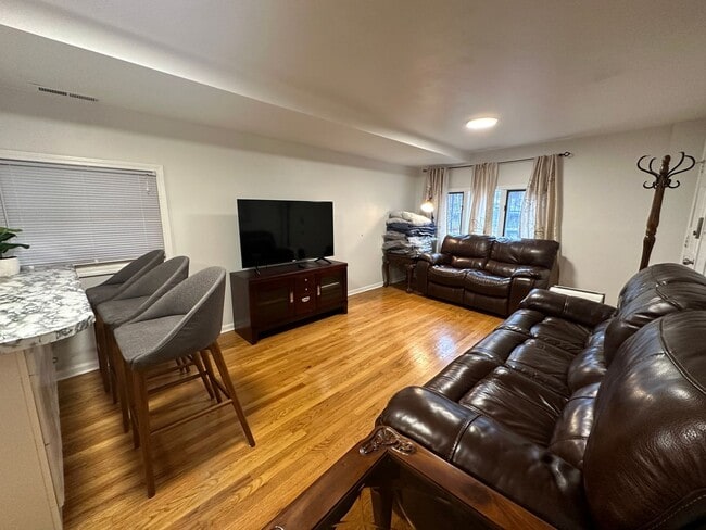 Building Photo - 3 bed 2 bedroom unit in Wicker Park