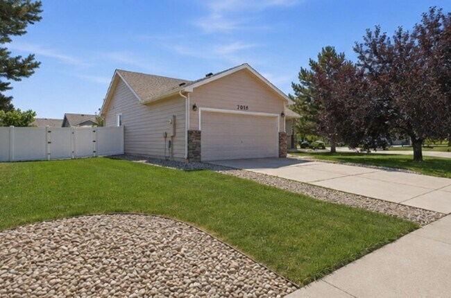 Foto del edificio - AVAILABLE NOW –   3 BD, 2 BA, 2 Car Garage - Pet Friendly | Wellington, CO