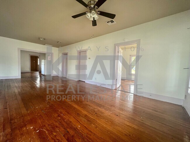 Building Photo - 3 Bedroom, 1 Bathroom House is Available Now!