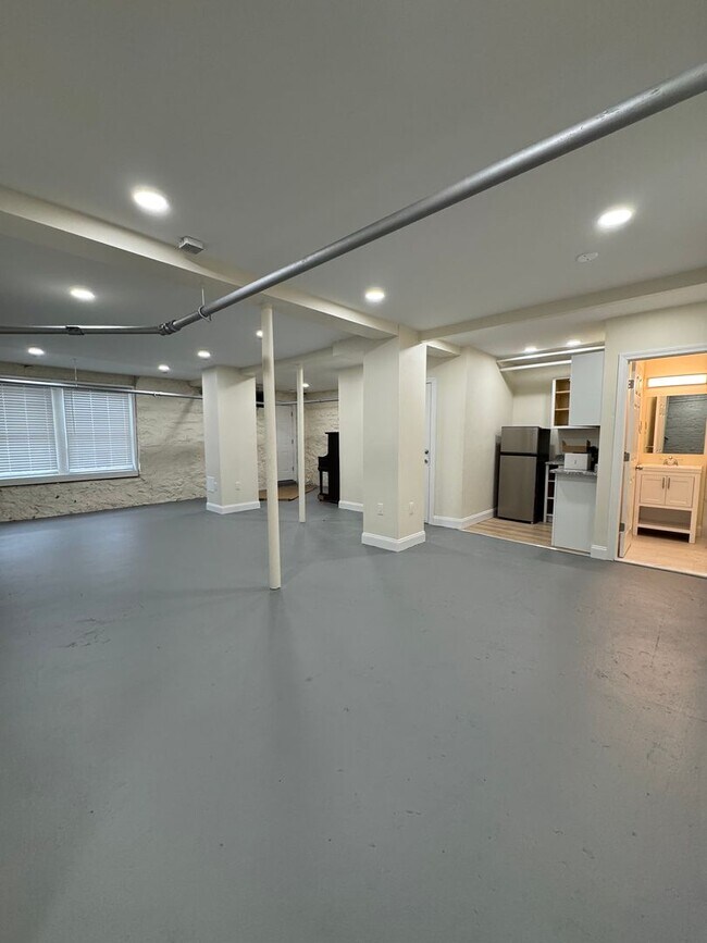 Building Photo - 3-level Townhouse 7-bed + 4-bath @ BU