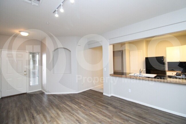 Building Photo - 805 S Sycamore