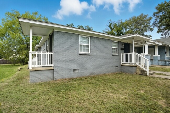 Building Photo - Summit