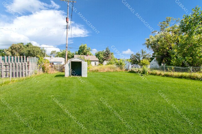 Foto del edificio - 3133 Woodrow Ave