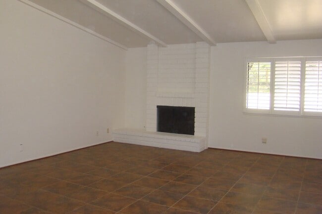 Building Photo - 3bd/2bath home in Vandenberg Village, Lomp...