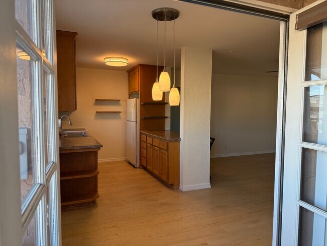 Foto del edificio - 3142 Midway Dr