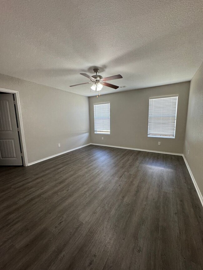 Foto del edificio - 4 bed / 2 bath Available Now!