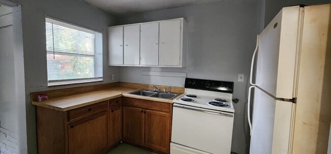 Building Photo - 2/1 St Pete Single Family Home !