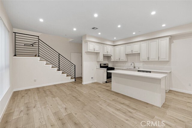 Foto del edificio - 569 E Cypress Ave