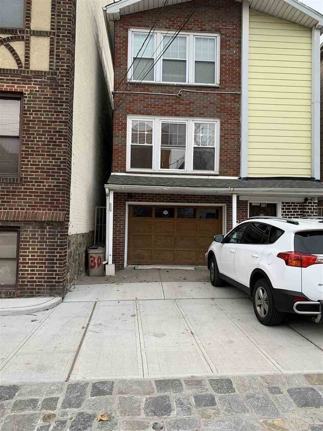 Primary Photo - 307 Palisade Ave