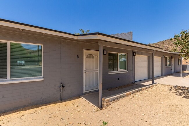 Building Photo - 2 Bedroom 1 Bathroom Condo with Garage in ...
