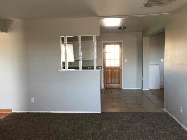 Building Photo - 2114 W Sunnyside Dr