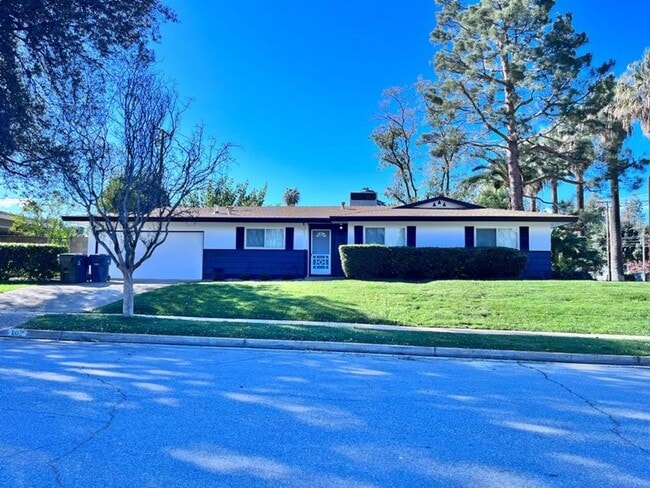Building Photo - NEWLY RENOVATED South Redlands Home