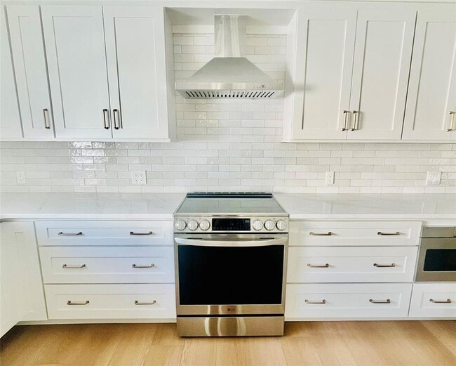 Building Photo - 1801 Beach Dr NE