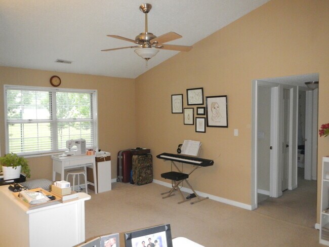 Living room - 9130 Eager Road