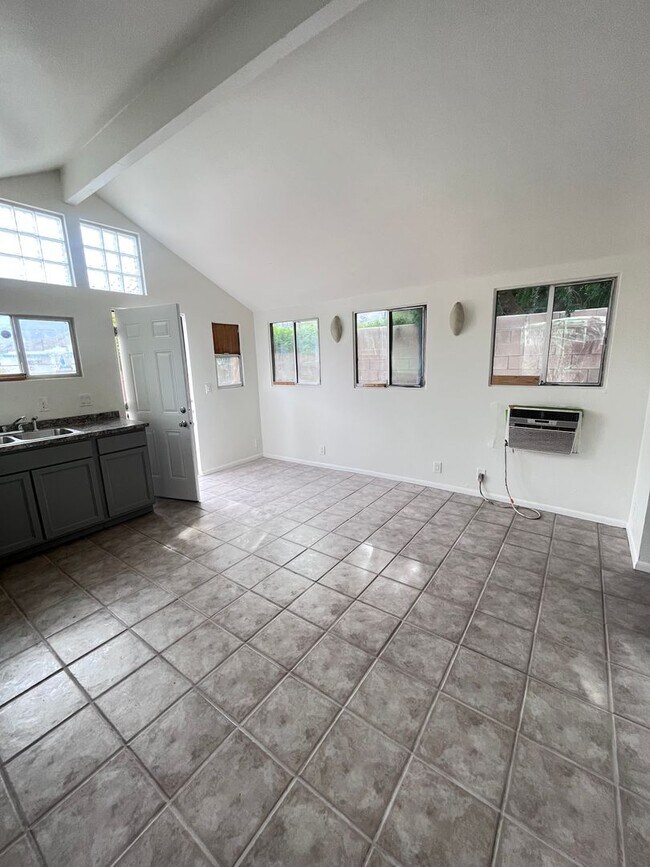 Foto del edificio - AVAILABLE NOW