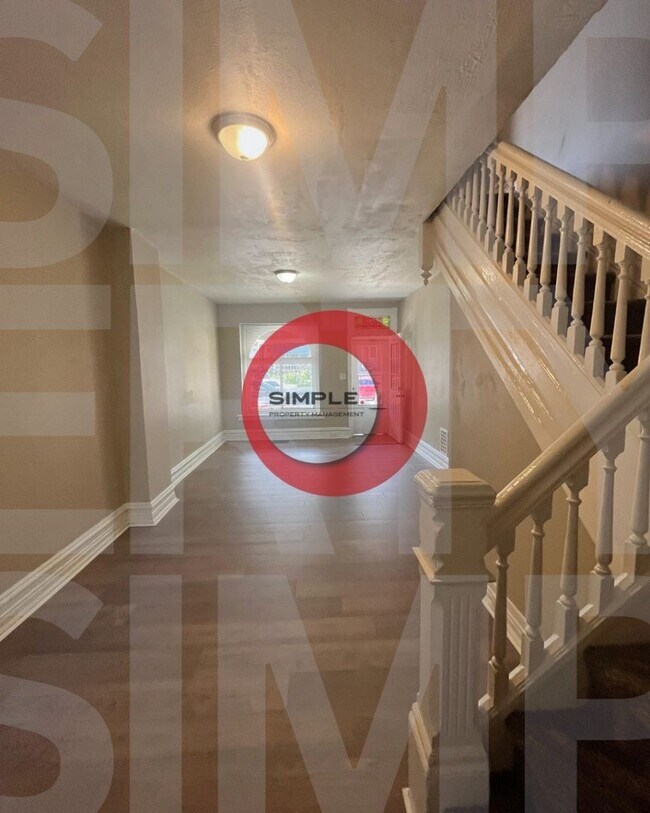 Building Photo - Great space & Location!