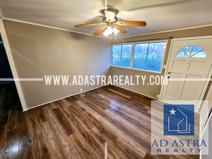 Primary Photo - 3 Bedroom 1 Bathroom Home in Gladstone-Ava...