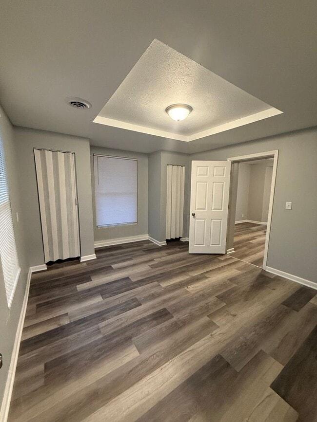 Building Photo - 406 S Oak St