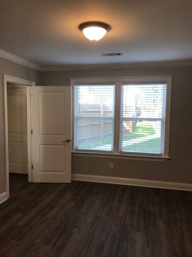 Building Photo - 440 Helios Ave