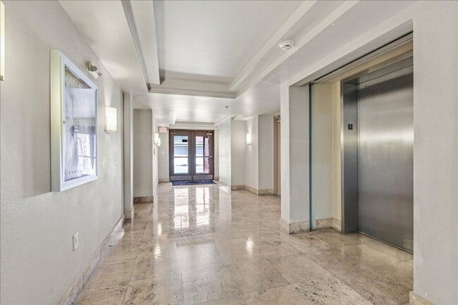 Foto del edificio - Top level 2 bedroom condo located in guard gated Park Avenue!