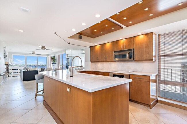 Building Photo - 3901 S Flagler Dr