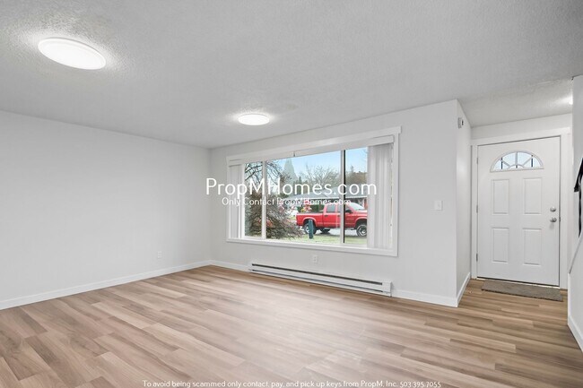 Building Photo - Two Bedroom Duplex in Hillsboro - Updated ...