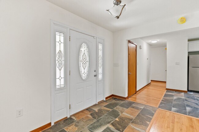 Foto del edificio - Large 4-Bed Brick Rancher with 2-Car Attached Garage!