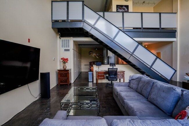 Foto del edificio - Fully Furnished 2-Level Condo for Traveling Nurses | 1,549 Sq Ft | Private Parking | Shared Living