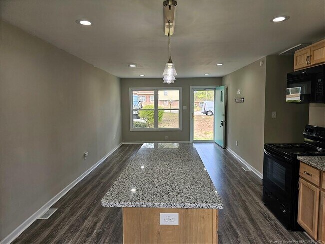 Building Photo - 717 Varsity Dr