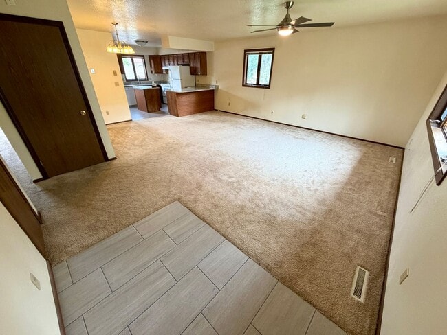 Building Photo - 3 Bed 2 Bath Pet Friendly House With A Fully Fenced Yard