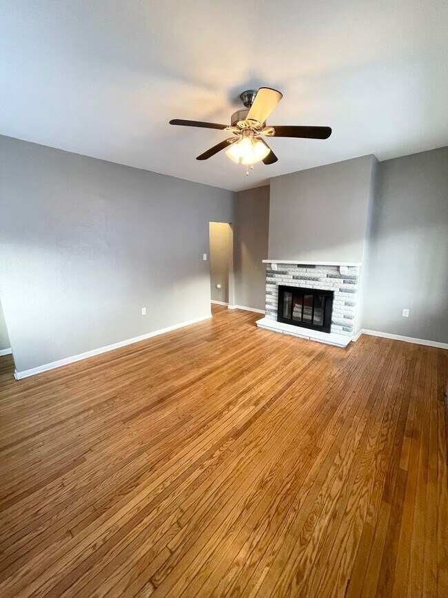 Building Photo - Updated 3 or 4 Bedroom, 2 Bathroom Home in...