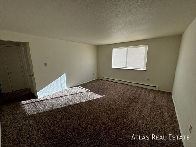 Building Photo - Newly Renovated Upper Level 2 Bed 1 Bath U...