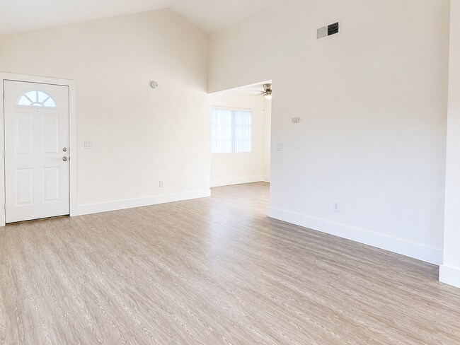 Foto del edificio - Beautiful 3 Bedroom Apartment In Placentia