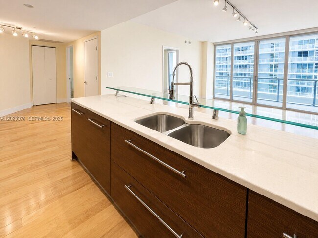 Foto del edificio - 475 Brickell Ave