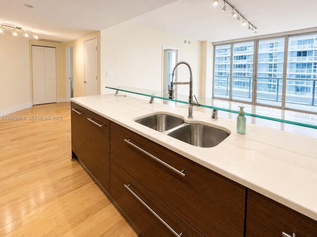 Building Photo - 475 Brickell Ave