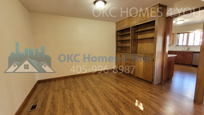 Foto del edificio - Large mid-century modern in Bush Hills 4th Addition - 3 bed, 3 bath!