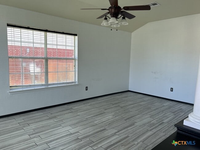 Building Photo - 5702 Shawn Dr