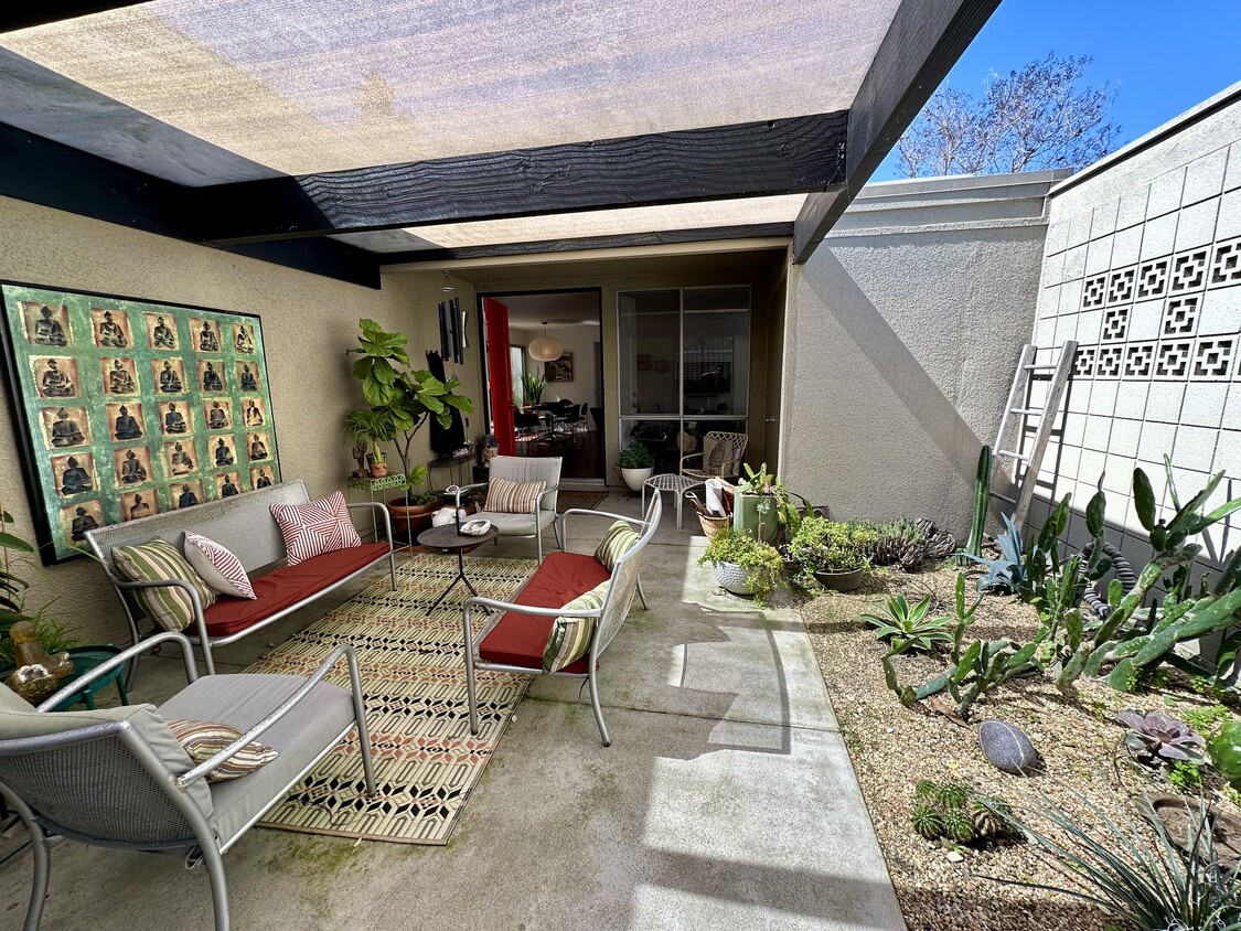 Private courtyard entrance - outdoor living space - 352 Avenida Sevilla