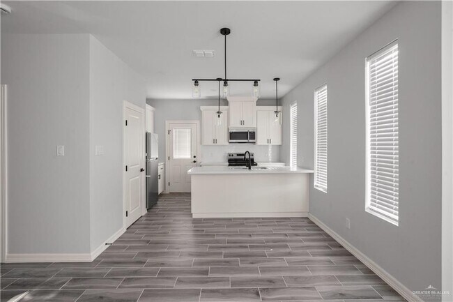 Building Photo - 18 N Onyx Ave