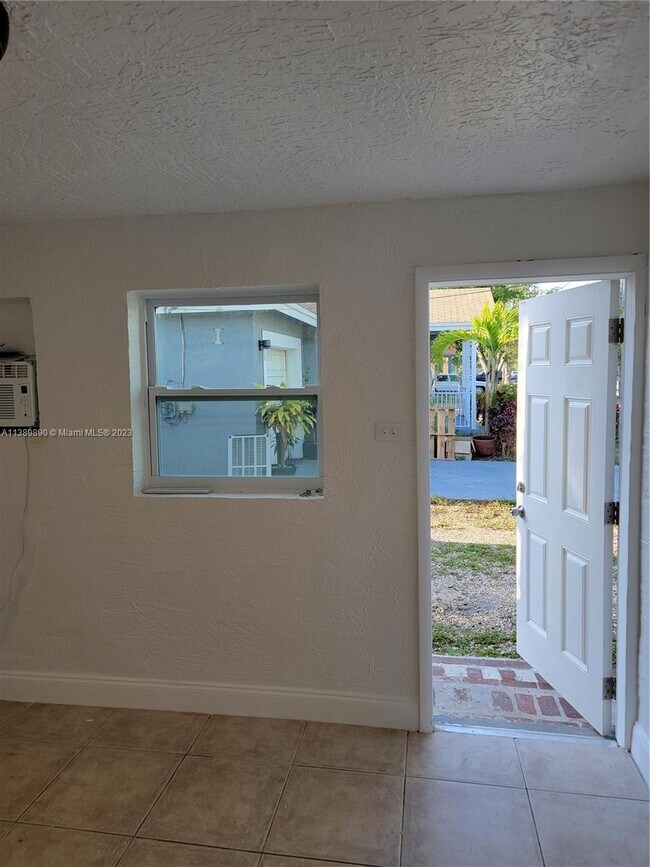 Foto del edificio - 528 NW 23rd Ave