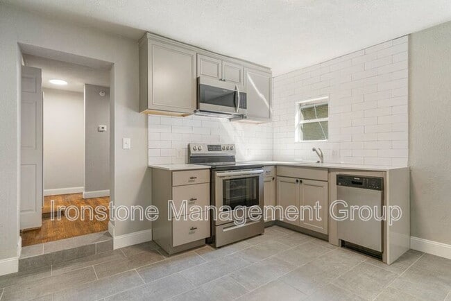 Building Photo - 2622 E 8th St