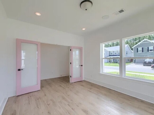 Building Photo - 4 Bedroom 4 Bath Home in Summerville!