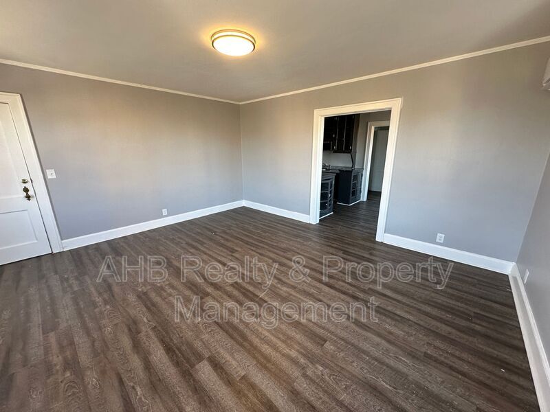 Primary Photo - 265 E Morehead St