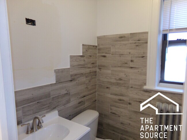 Building Photo - 1619 W Morse Ave