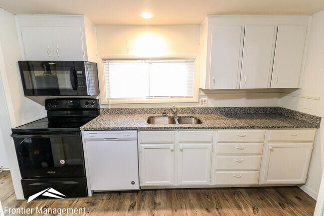 Foto del edificio - Awesome 3 bedroom house close to campus!