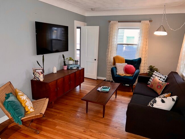 Adorable 2 bed, 1 bath, 2 car garage on NE side - 3104 c ave ne