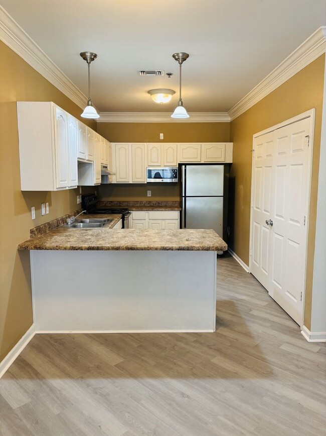 Foto del edificio - Beautiful 3 Bed 2 Bath Condo Available Now...