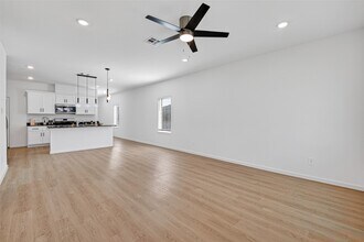 Building Photo - 407 Robin Ct