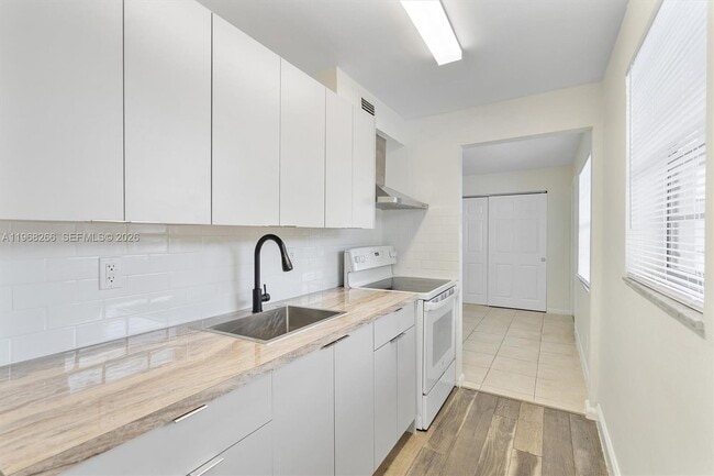 Building Photo - 1715 N 16th Ave