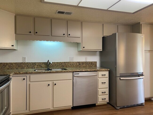 Building Photo - 807 Country Club Dr SE